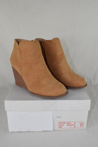 women boots Stacked wedge heel ankle booties Side Zipper beige Size 7